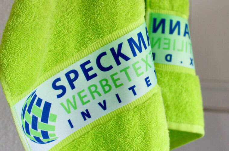 grünes Handtuch mit Logo
